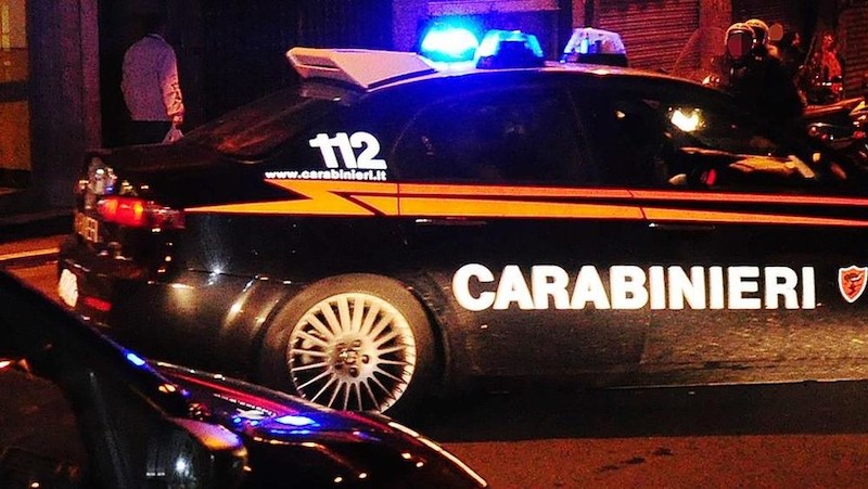 Minaccia madre di morte e le distrugge casa per ottenere soldi: arrestato