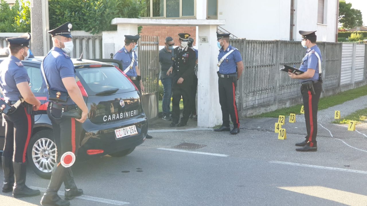 Ottantaduenne uccide vicino