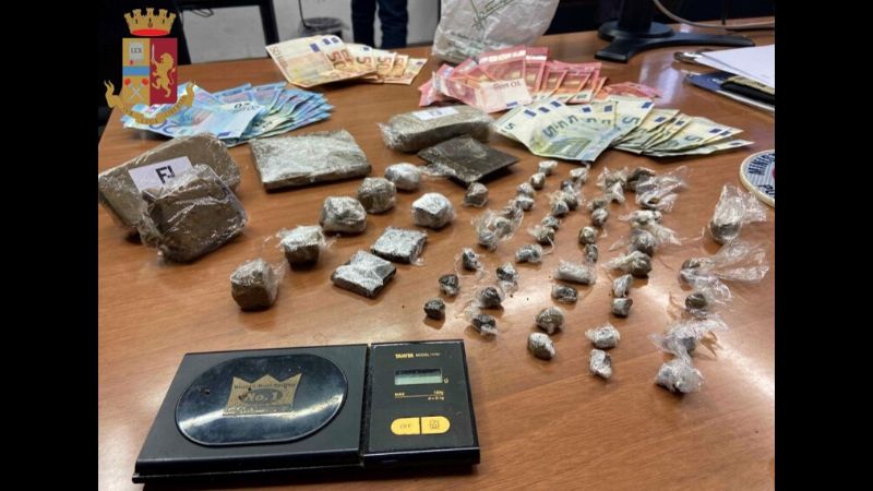 Vende dosi di hashish nella sua edicola: arrestato spacciatore