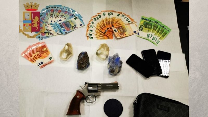 Pistola e cartucce in macchina e mezzo chilo di eroina a casa: arrestato 36enne