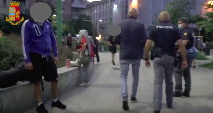 Blitz anti spaccio a Lambrate: 37 persone identificate, una con mandato di cattura VIDEO