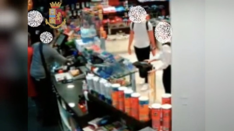 Tenta rapina in tabaccheria, bloccato da guardia giurata VIDEO