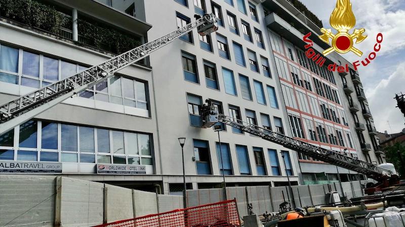 Voragine vicino al cantiere della M4, evacuato un palazzo FOTO