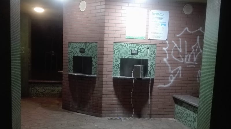 Casa dell’acqua vandalizzata: tubi ed erogatori spaccati FOTO