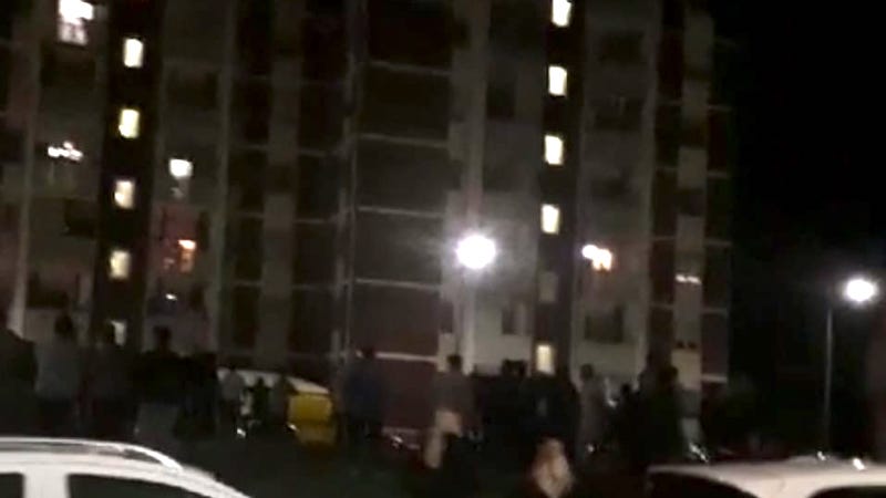 Minaccia di buttarsi dal balcone con i figli, pompieri e carabinieri salvano i bambini