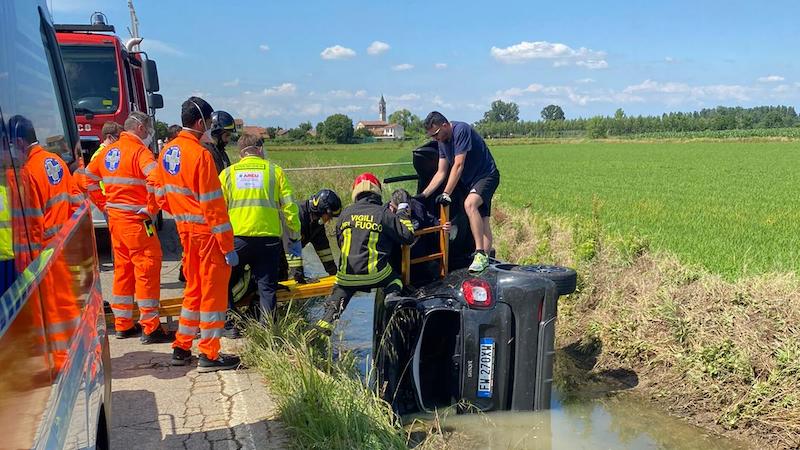 Auto fuoristrada si ribalta nel canale: ferito 56enne FOTO
