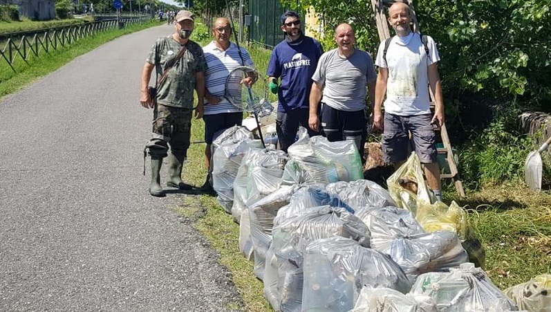 Chili di plastica della roggia Colombana, ripuliscono le sentinelle del Parco Sud FOTO