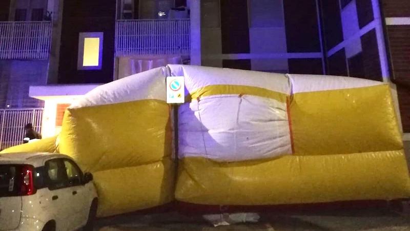 Tenta di buttare dal balcone i figli: prima li aveva drogati con i farmaci