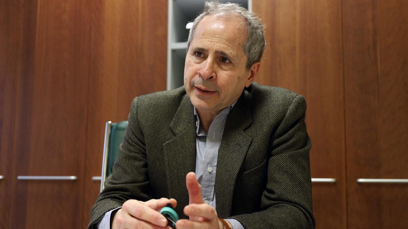 Il virologo Crisanti: “Ancora troppi contagi, il virus non sparirà con l’estate”