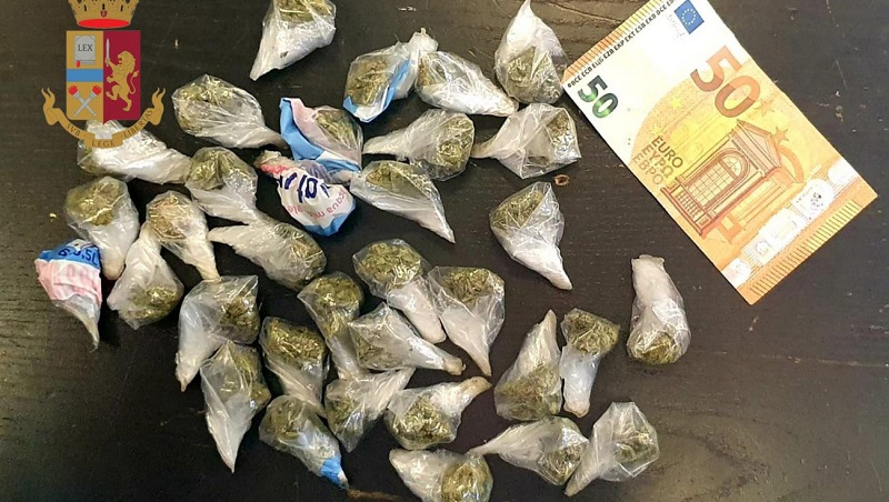 Confeziona dosi di droga al parchetto: arrestato