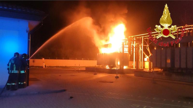 Incendio al trasformatore Enel: tre mezzi dei vigili del fuoco sul posto FOTO e VIDEO