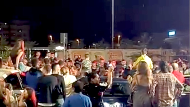 Decine di ragazzi vicini e senza mascherine per un video: scoppia la polemica VIDEO