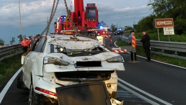 Terribile schianto su provinciale: morti due 30enni. “Una manovra spericolata” FOTO