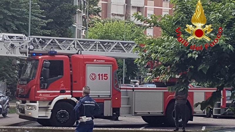 Incendio nelle cantine: evacuato il palazzo, una donna intossicata