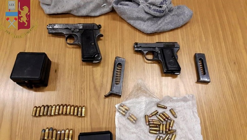 Pistole e proiettili nascosti in cantina, arsenale trovato dai poliziotti