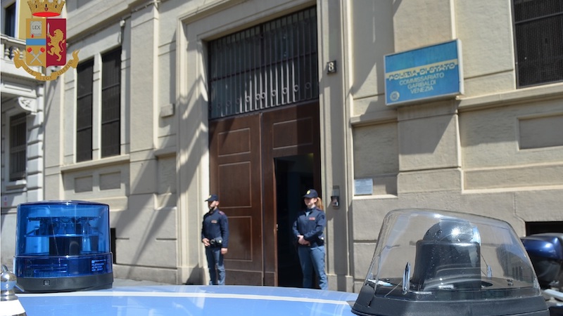 15enne responsabile di sette rapine a coetanei: arrestato
