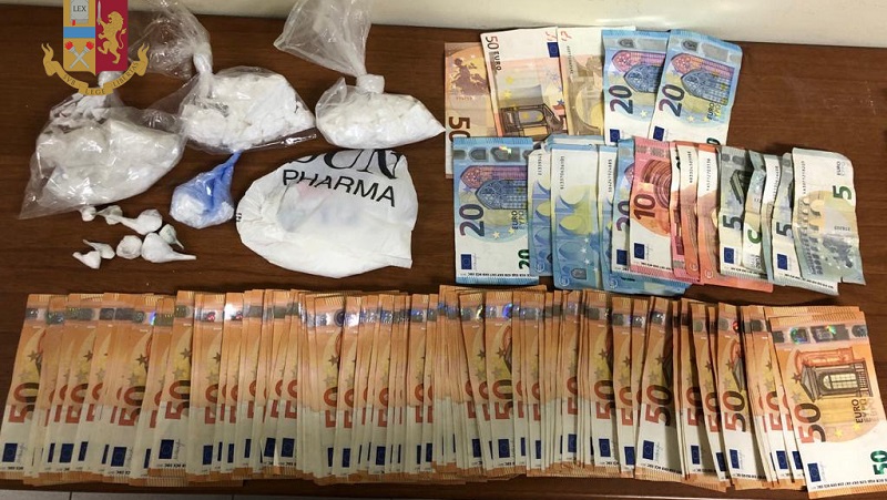 Un appartamento usato per la droga, l’altro per tenere i soldi: arrestati due spacciatori