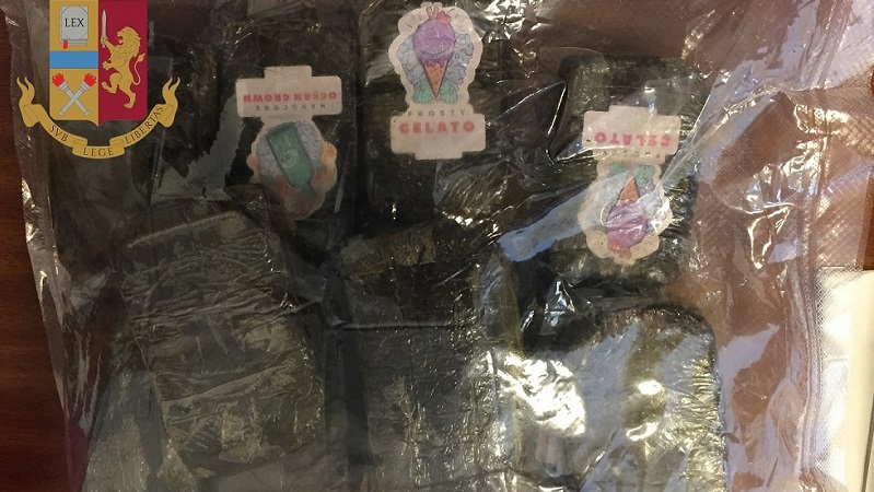 Compra un paio di pantaloni online ma le arriva un pacco di hashish da un chilo e mezzo