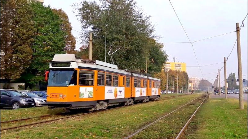 Abbandona la madre al casello, poi scappa e si mette alla guida di un tram