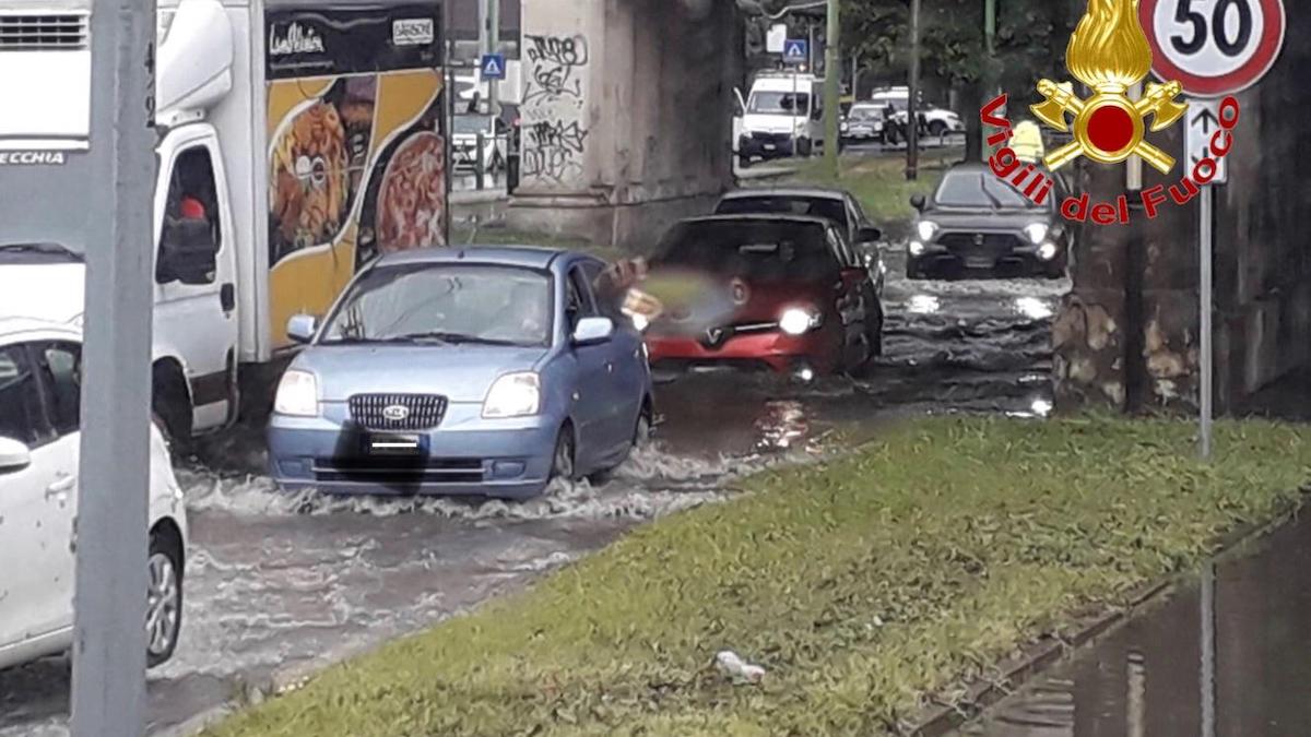 Bomba d’acqua: allagamenti e danni, oltre 100 pompieri al lavoro VIDEO