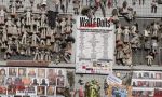 Bruciato il Wall of dolls, l'installazione contro la violenza sulle donne