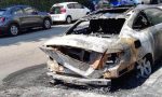 Incendiati i cassonetti dell'immondizia: le fiamme avvolgono anche un'auto