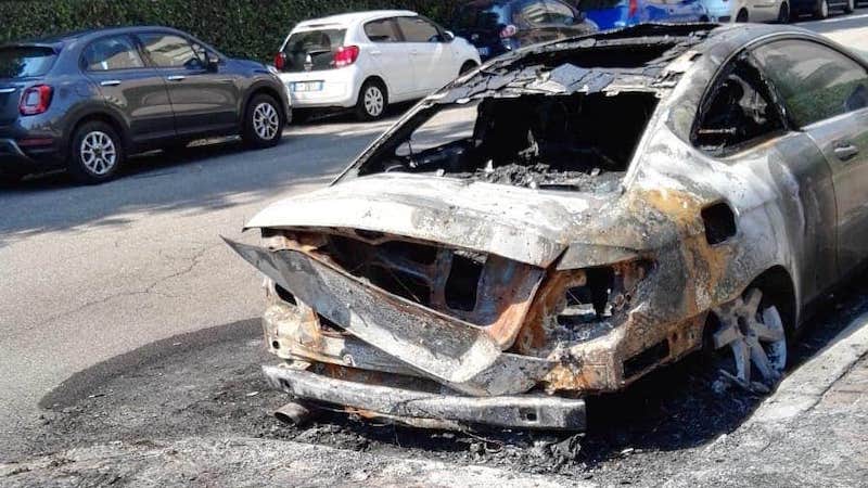 Incendiati i cassonetti dell’immondizia: le fiamme avvolgono anche un’auto
