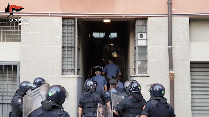 Maxi blitz sulle occupazioni abusive Aler e perquisite sette persone VIDEO