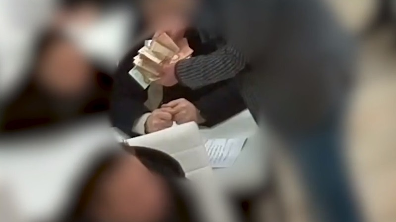 Permessi di soggiorno falsi: sgominata banda che favoriva l’immigrazione clandestina VIDEO e FOTO