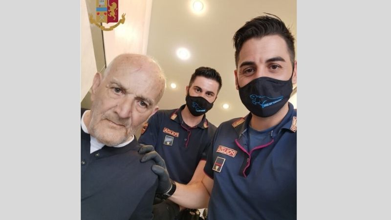 Anziano scappa dalla casa di riposo e vaga in strada: i poliziotti lo aiutano