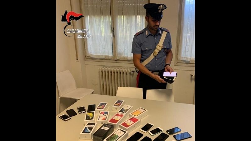 Furti di telefoni rivenduti online come nuovi: tre arresti