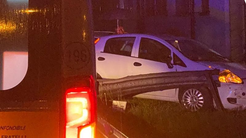 Perde il controllo dell’auto e si schianta contro il guard rail