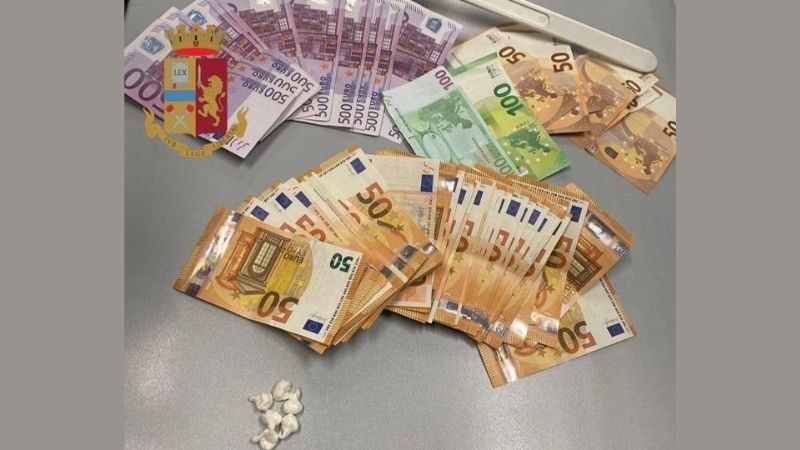Droga in auto e oltre 7mila euro in contanti a casa: arrestato spacciatore