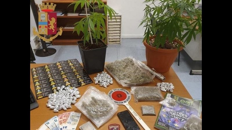 Droga in macchina e piante di cannabis in casa: arrestato 22enne