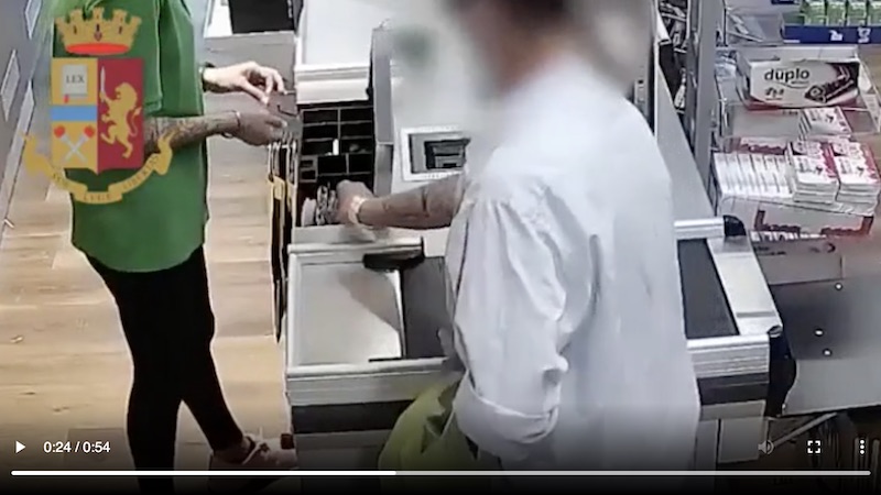 Rapina supermercato, incastrato da un’impronta lasciata su una lattina di birra VIDEO