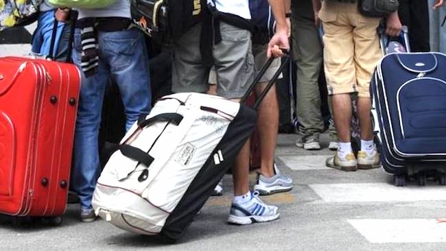 Ruba i bagagli a un viaggiatore ma gli agenti in borghese vedono tutto e lo arrestano