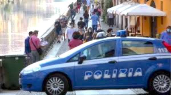Tentano di rapinare una donna minacciandola con cocci di bottiglia: arrestati