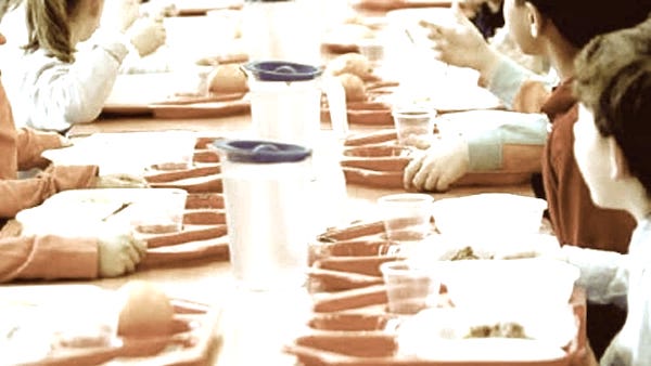 Viti e molle nei piatti della mensa a scuola: “Furono scherzi dei bambini”