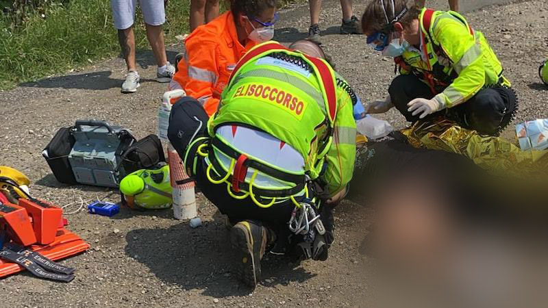 Caduta dalla moto, feriti uomo e donna. Lui scappa subito dopo l’incidente
