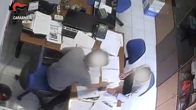 Soldi in cambio di pratiche: arrestati tre impiegati dell’Agenzia delle Entrate VIDEO