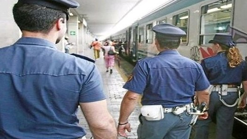Giovani borseggiatrici alla stazione centrale tentano di derubare una turista