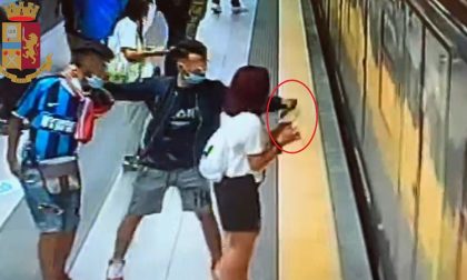 Strappano il telefono di mano a una ragazza che aspetta la metro: arrestati