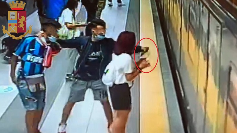 Strappano il telefono di mano a una ragazza che aspetta la metro: arrestati