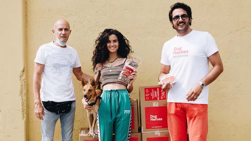 Una tonnellata di cibo (buono) per gli animali bisognosi: l’iniziativa di Dog Heroes
