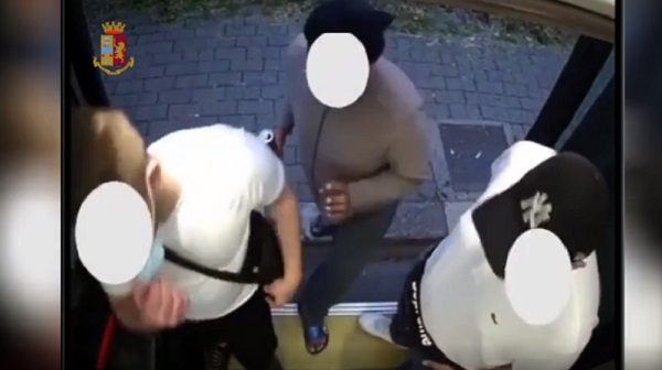 Prende a coltellate l’attuale compagno dell’ex fidanzata: arrestato per tentato omicidio VIDEO