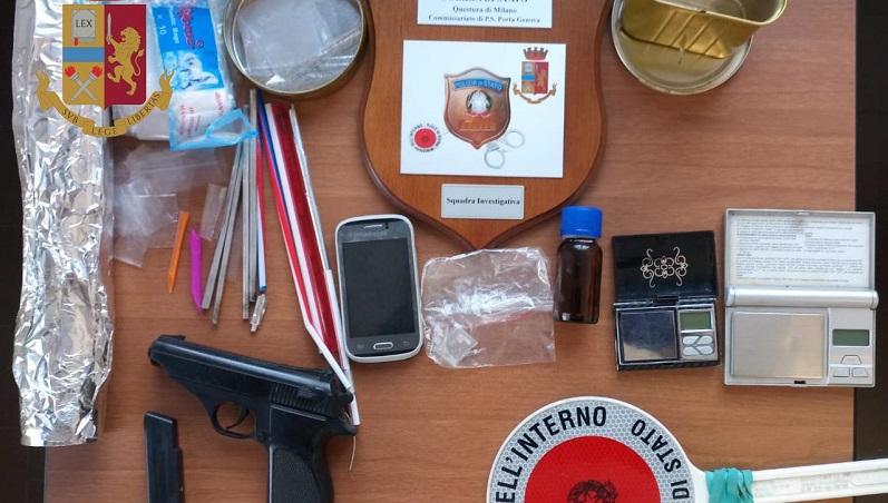 Nega di avere droga in casa ma l’agitazione lo tradisce e i poliziotti scoprono tutto