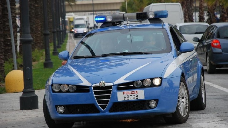 Riempie il carrello di tv, tonno e alcol ed esce senza pagare: arrestato