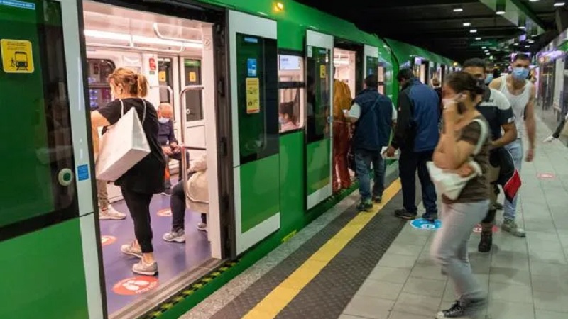 In metro senza mascherina: 13 persone sanzionate, 400 euro di sanzione