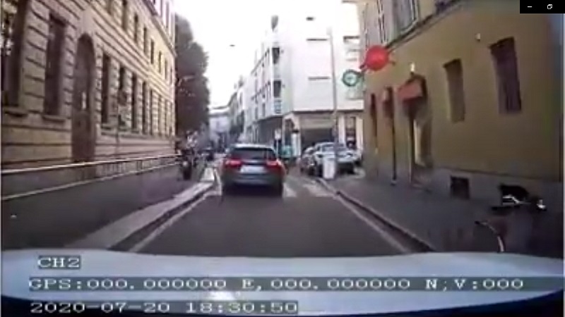 Attraversa sulle strisce in monopattino: travolto da automobilista VIDEO