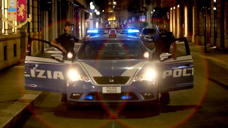 In nove picchiano una coppia per rubare un telefono: arrestati dalla polizia